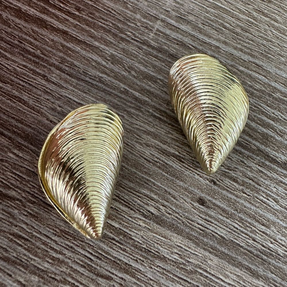 Shell Hoop Earrings N849 - Picture 3 of 4